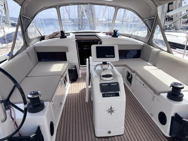 Sailing yacht 
