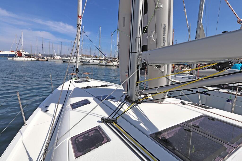 Sailing yacht 
