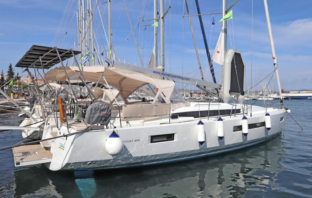 Sailing yacht 
