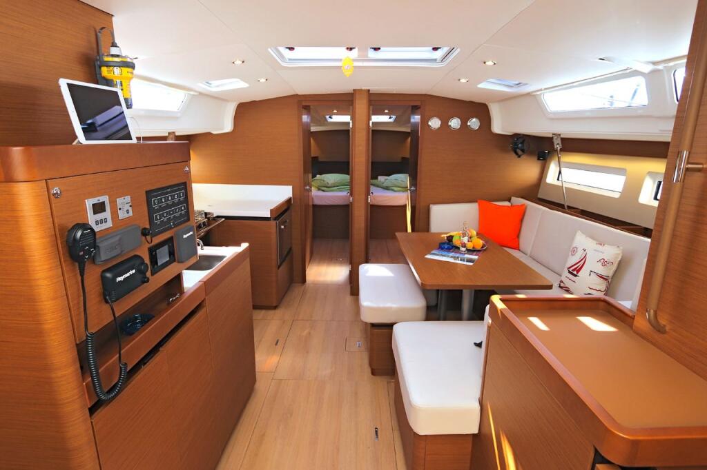 Sailing yacht 