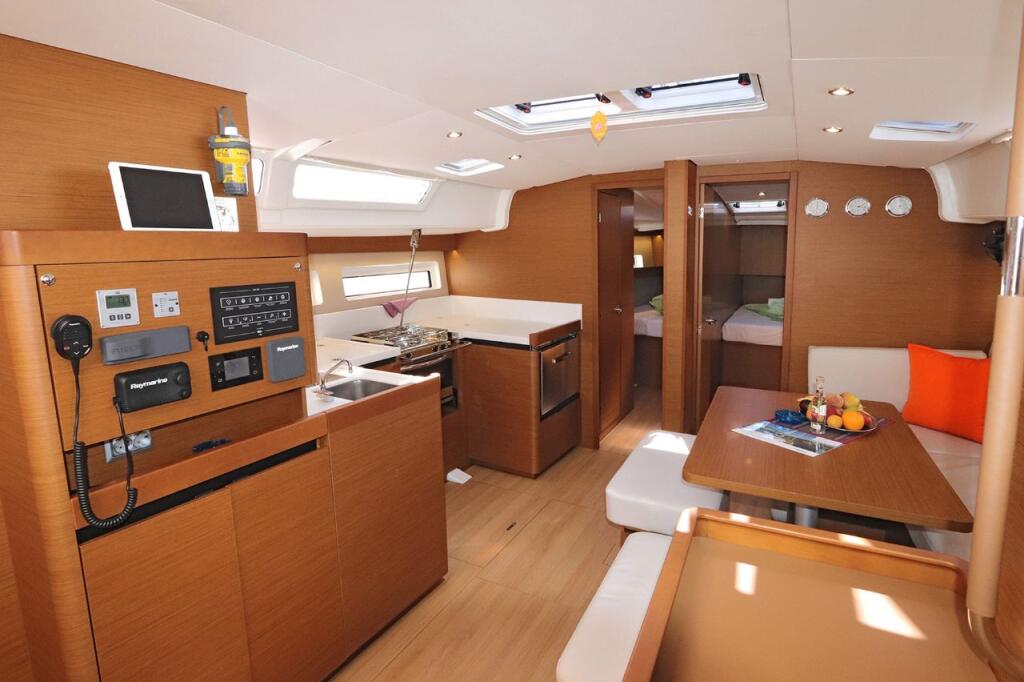 Sailing yacht 