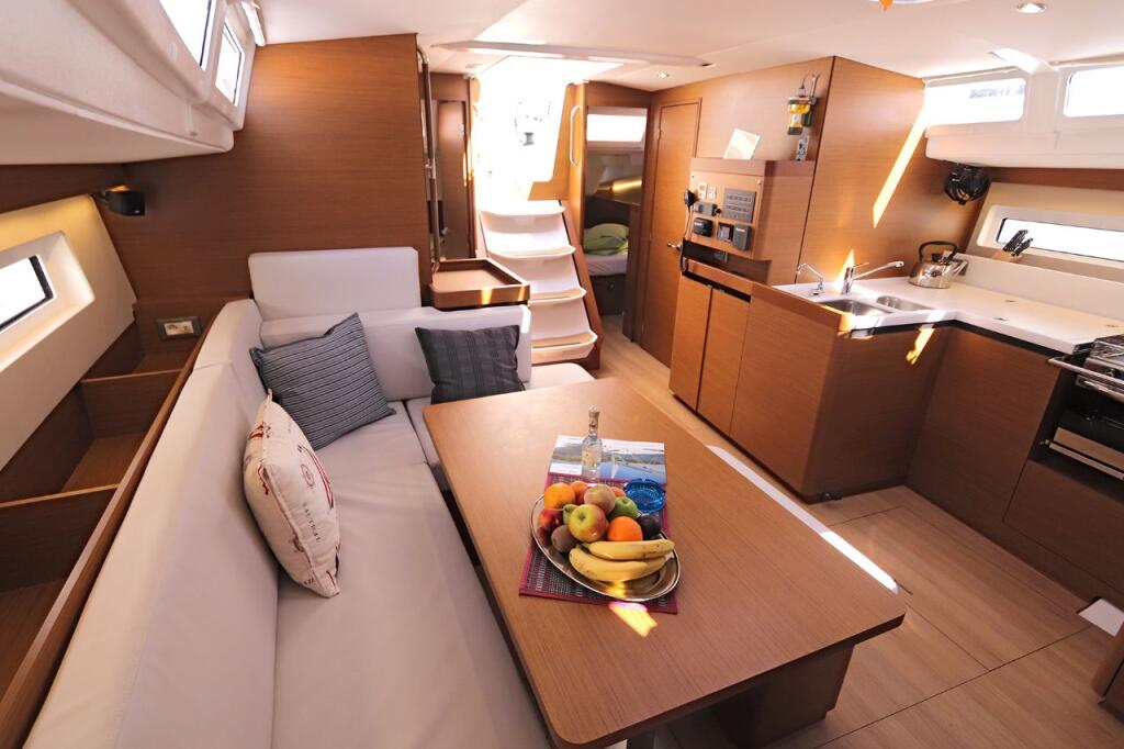 Sailing yacht 