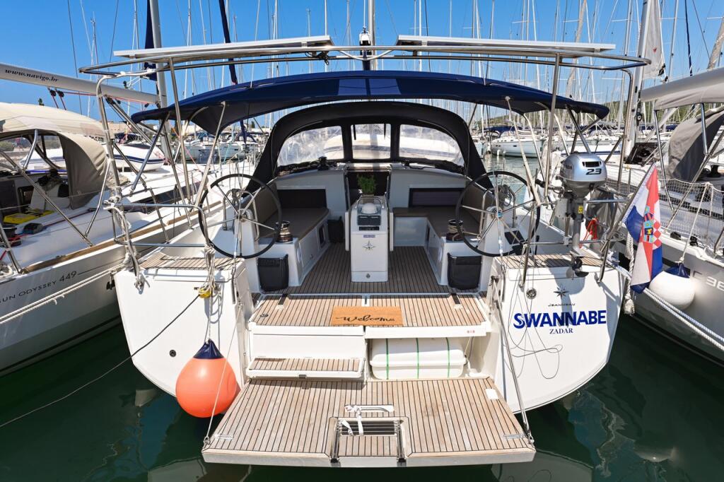 Sailing yacht 