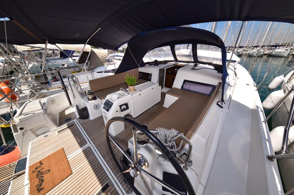 Sailing yacht 