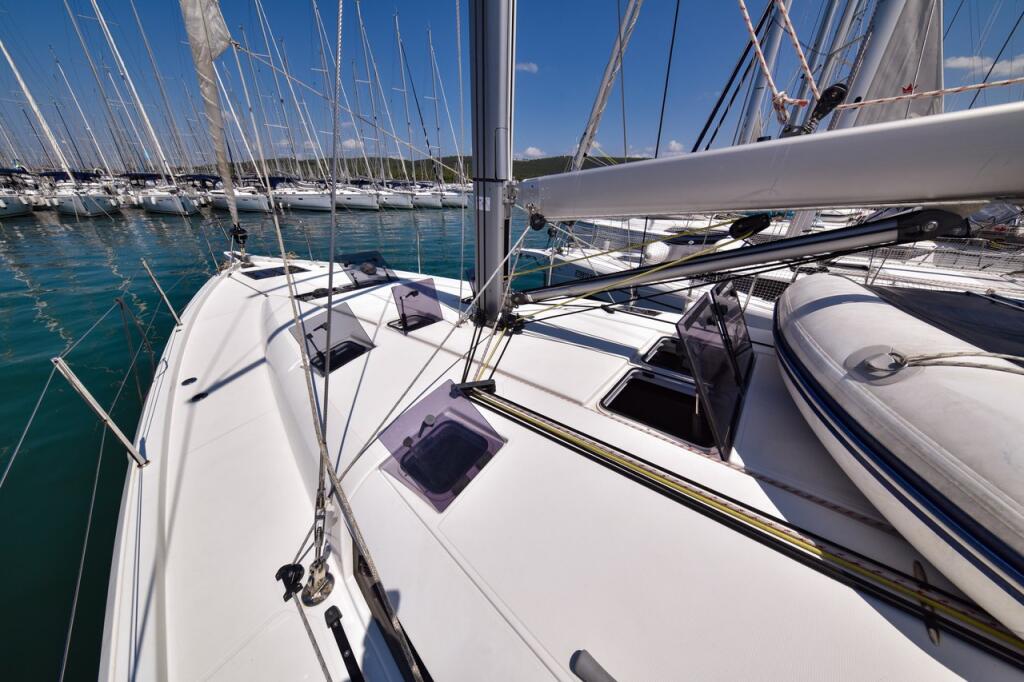 Sailing yacht 