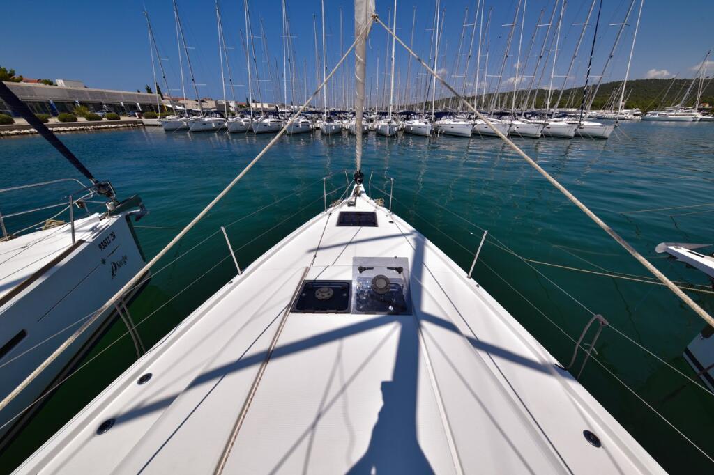 Sailing yacht 