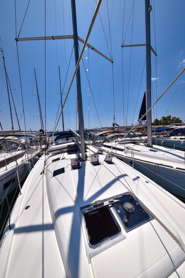Sailing yacht 