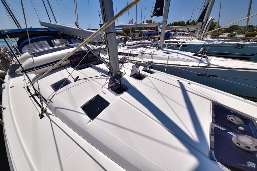Sailing yacht 
