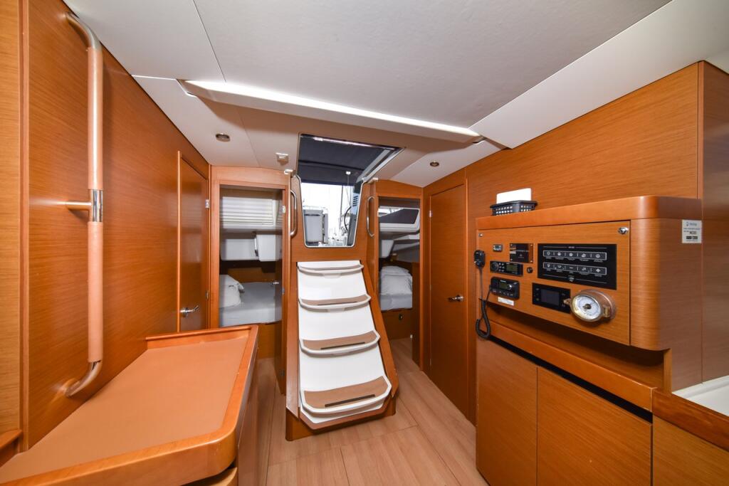 Sailing yacht 