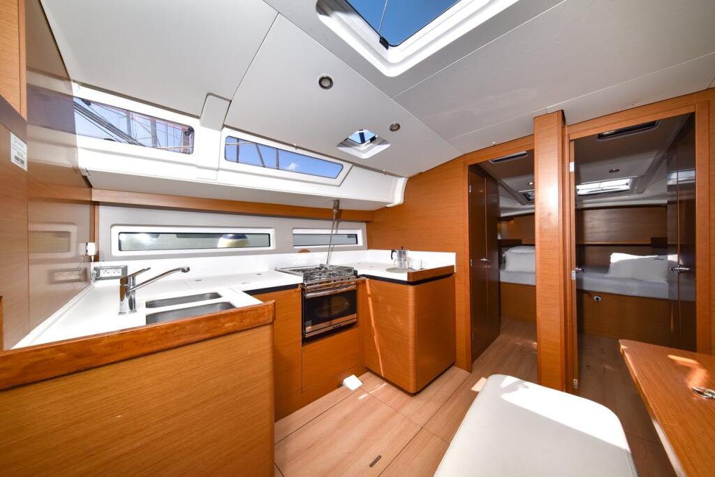 Sailing yacht 