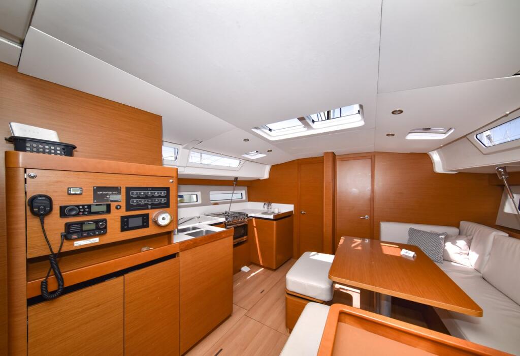 Sailing yacht 