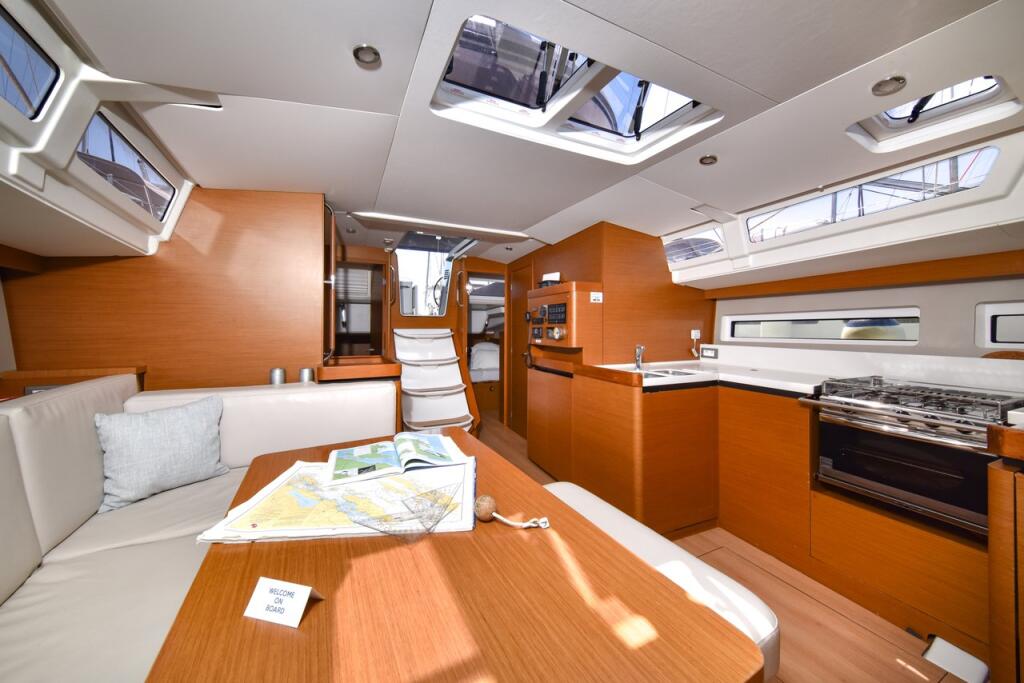 Sailing yacht 