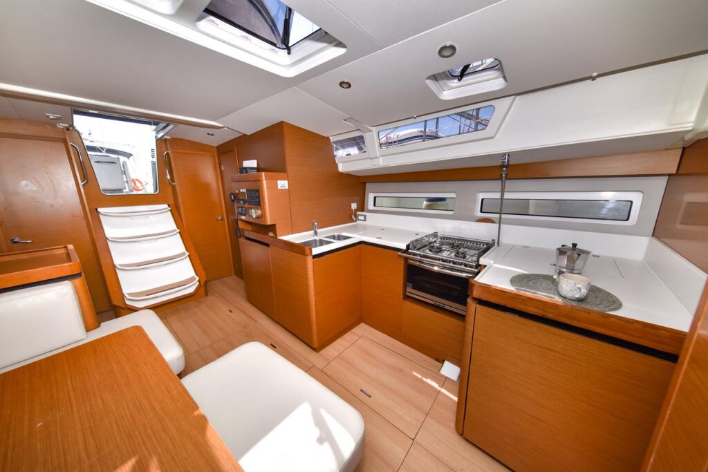 Sailing yacht 