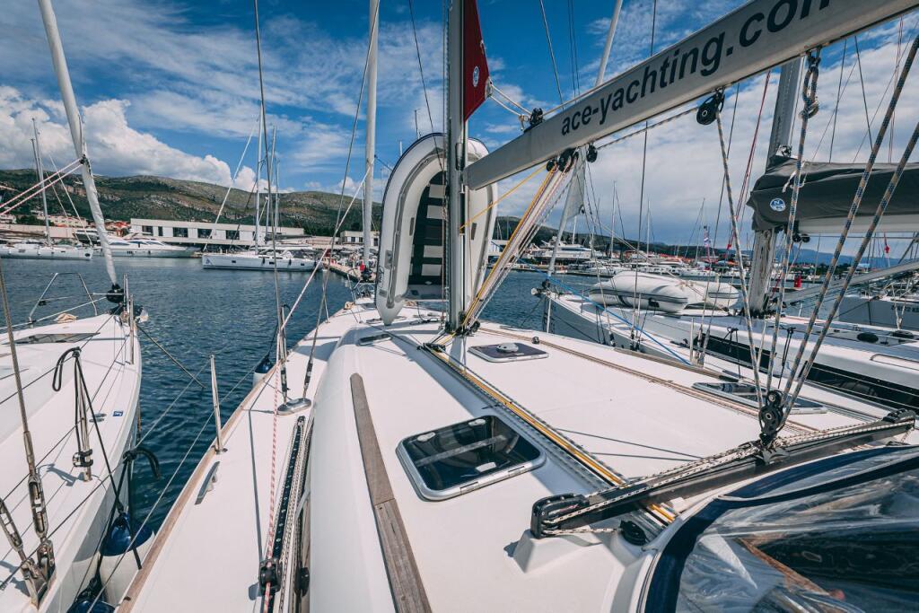Sailing yacht 