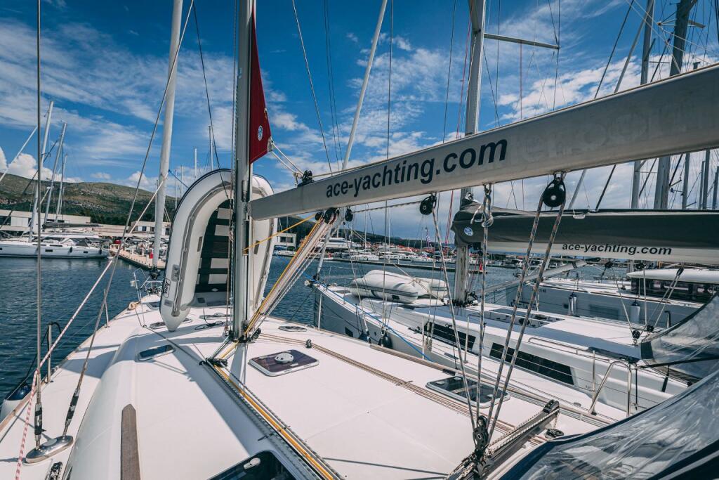 Sailing yacht 
