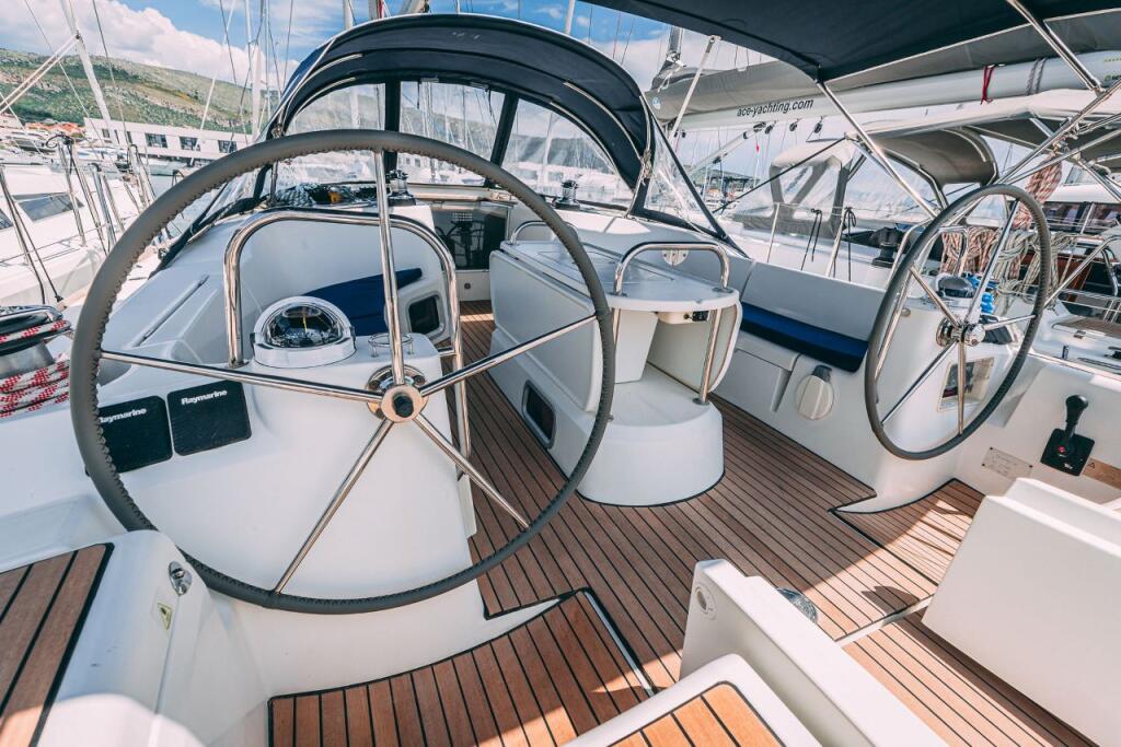 Sailing yacht 