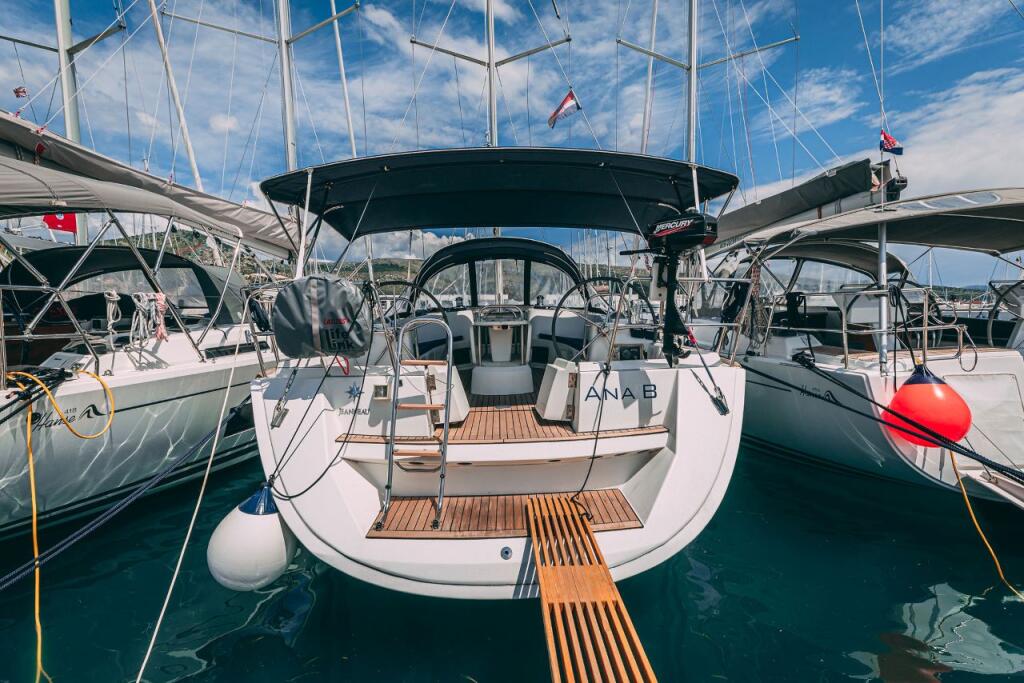 Sailing yacht 
