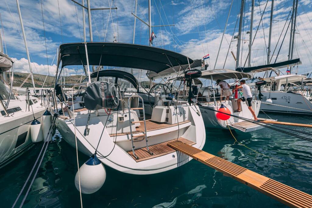 Sailing yacht 
