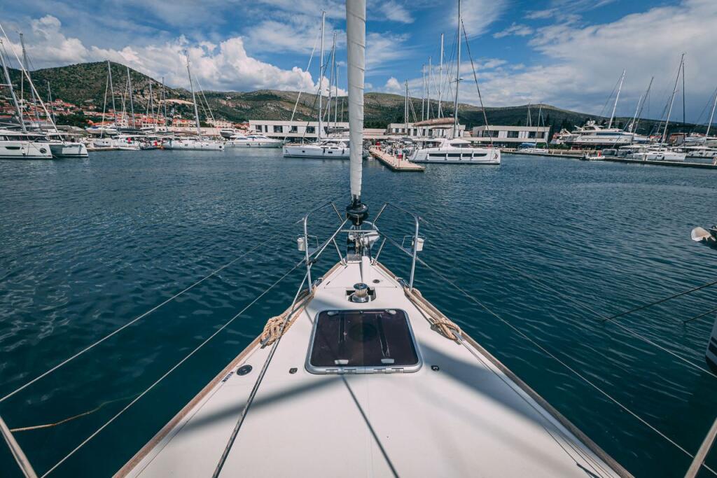Sailing yacht 