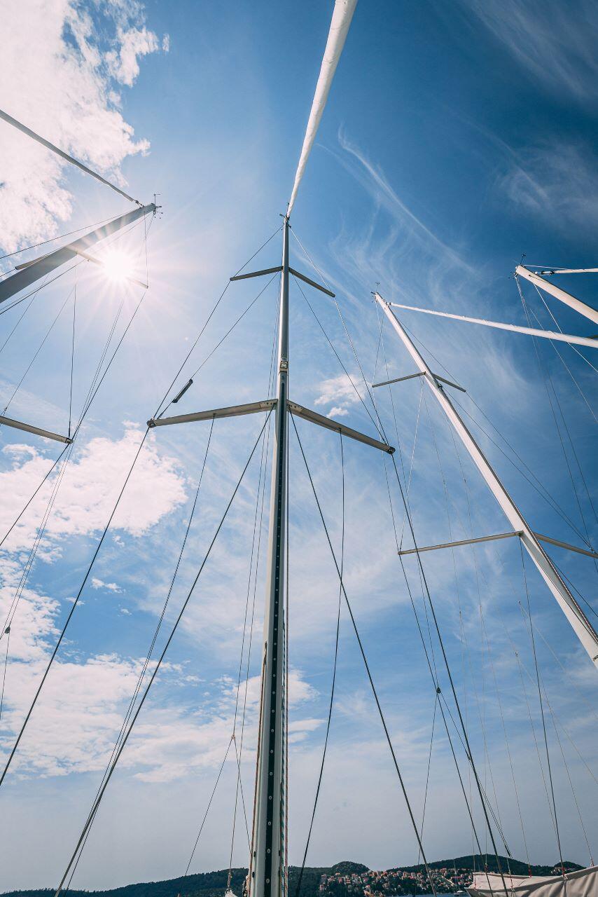 Sailing yacht 