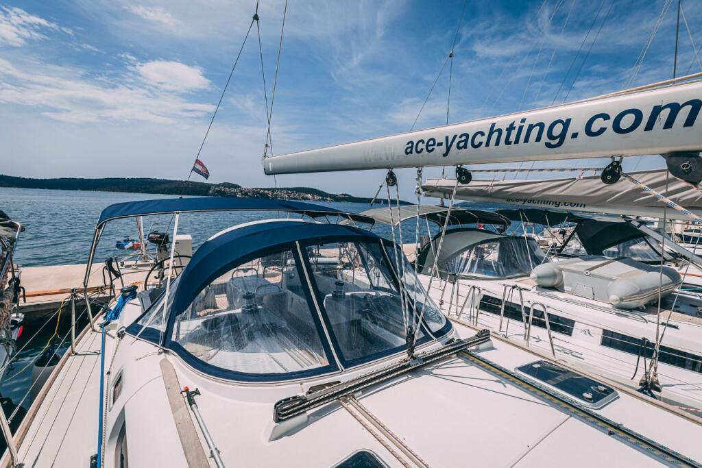 Sailing yacht 
