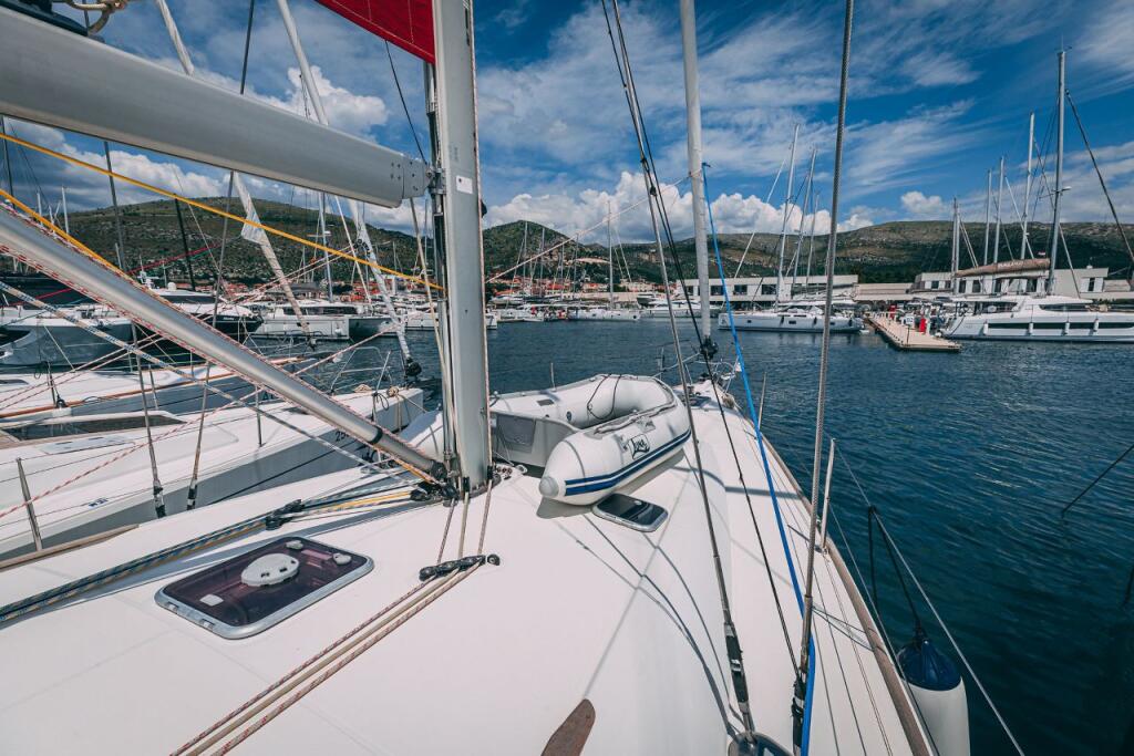 Sailing yacht 