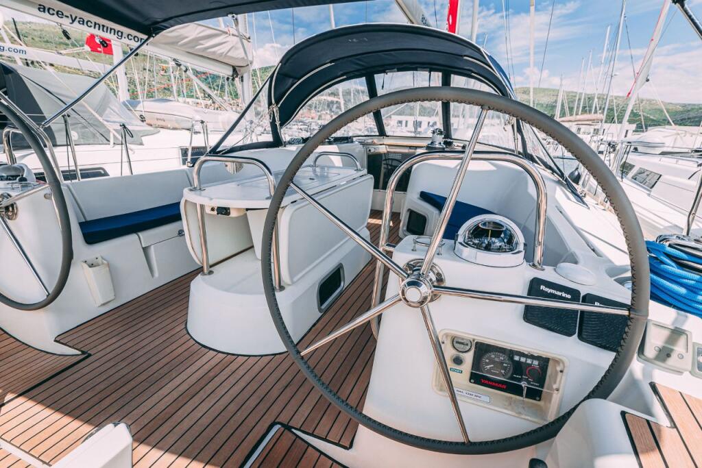 Sailing yacht 