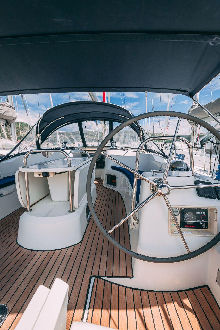 Sailing yacht 