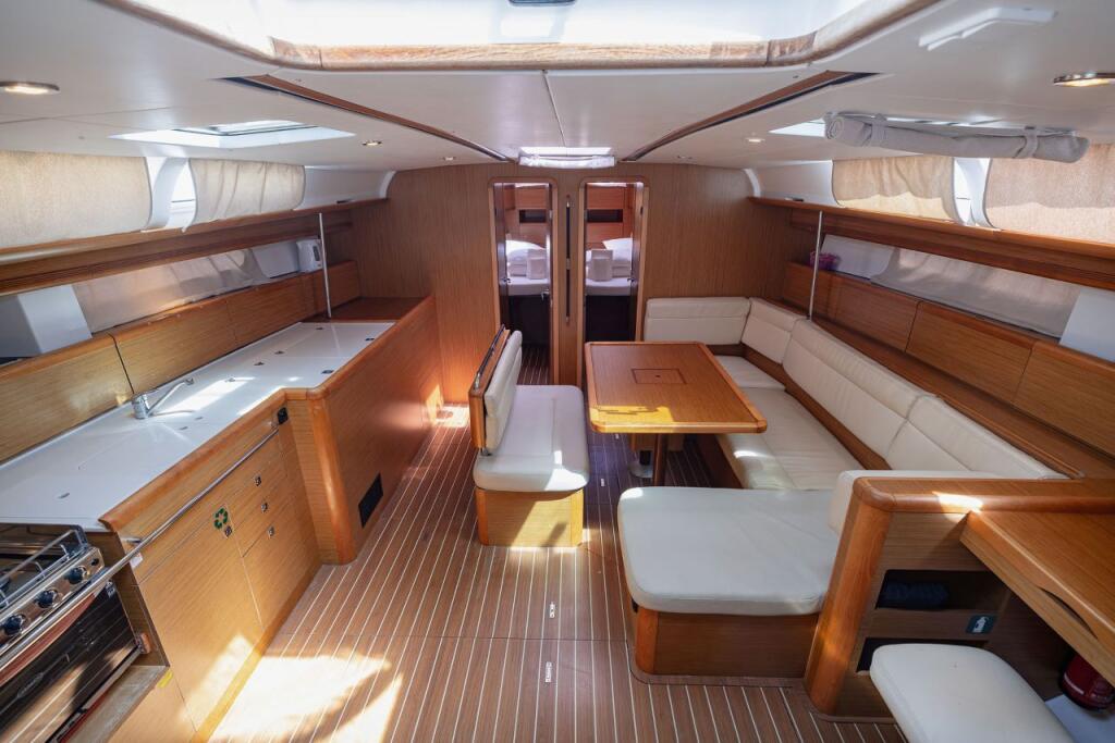 Sailing yacht 