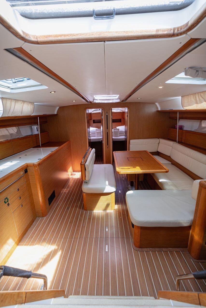Sailing yacht 