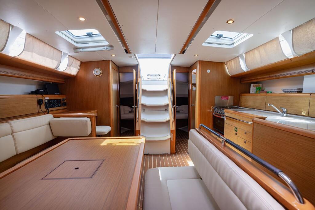 Sailing yacht 