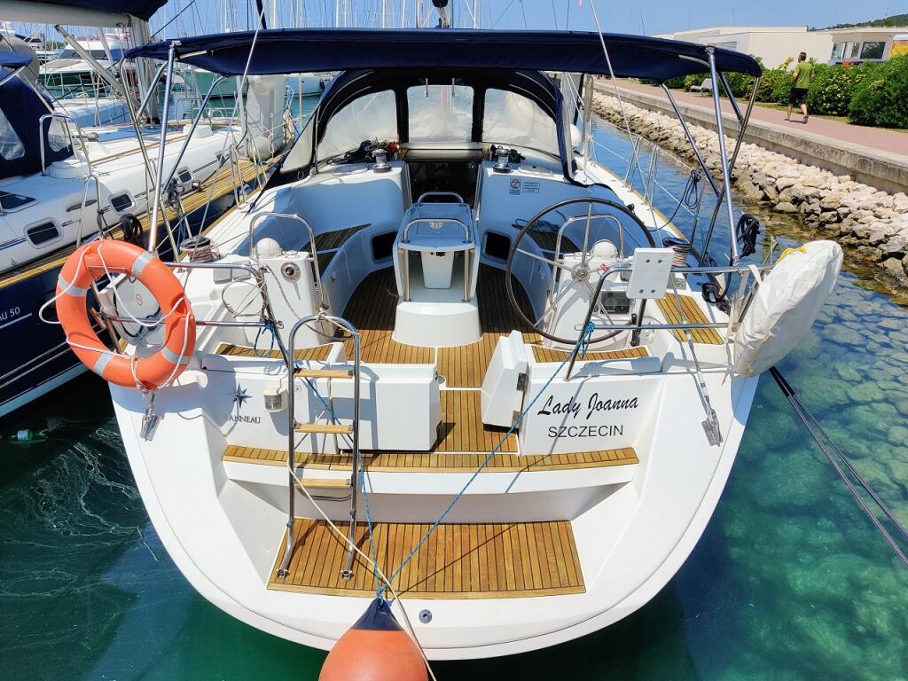 Sailing yacht 