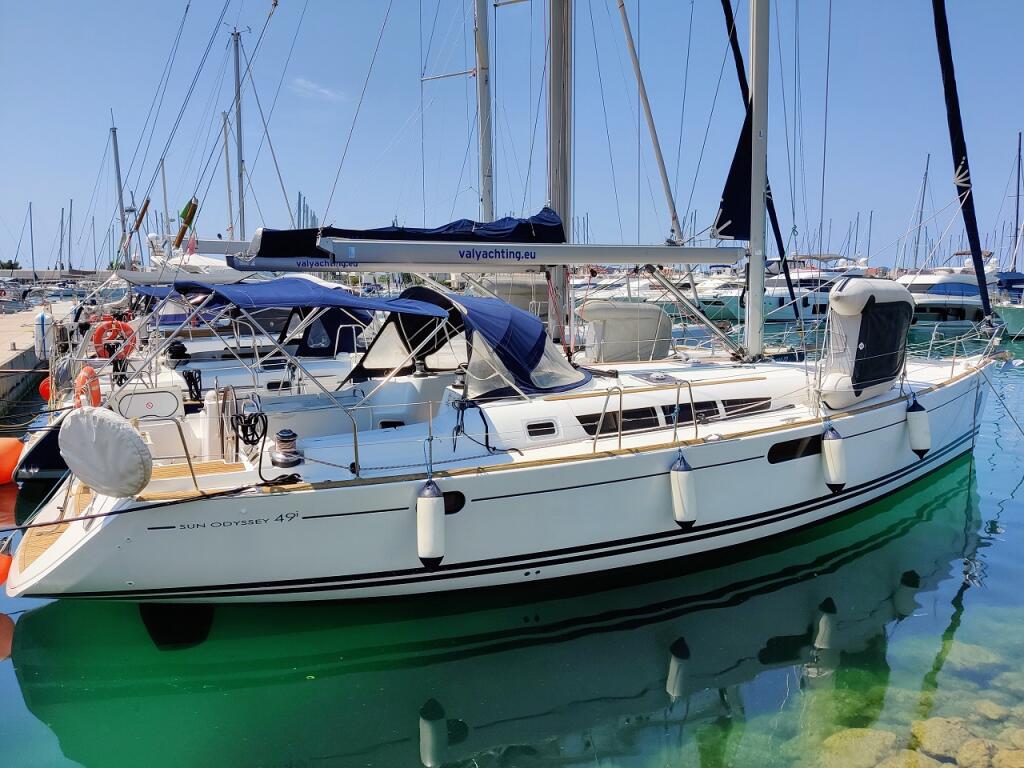 Sailing yacht 