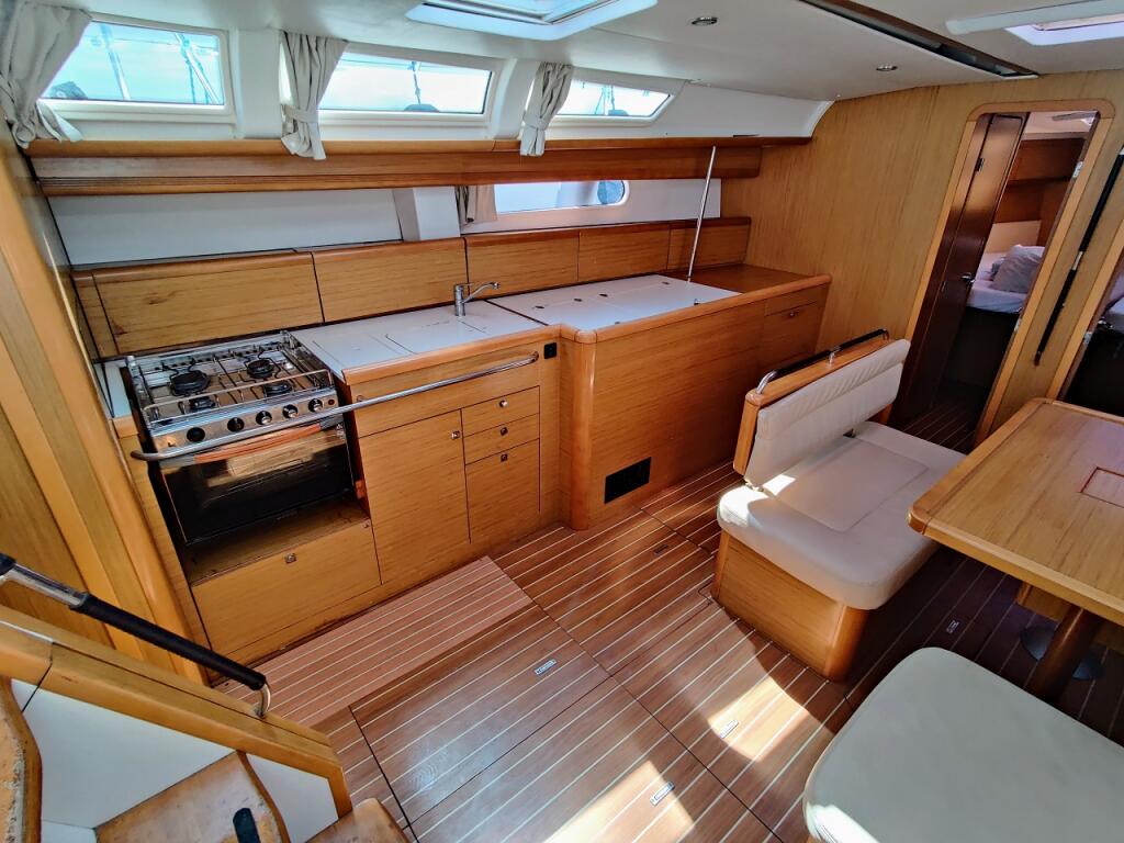 Sailing yacht 