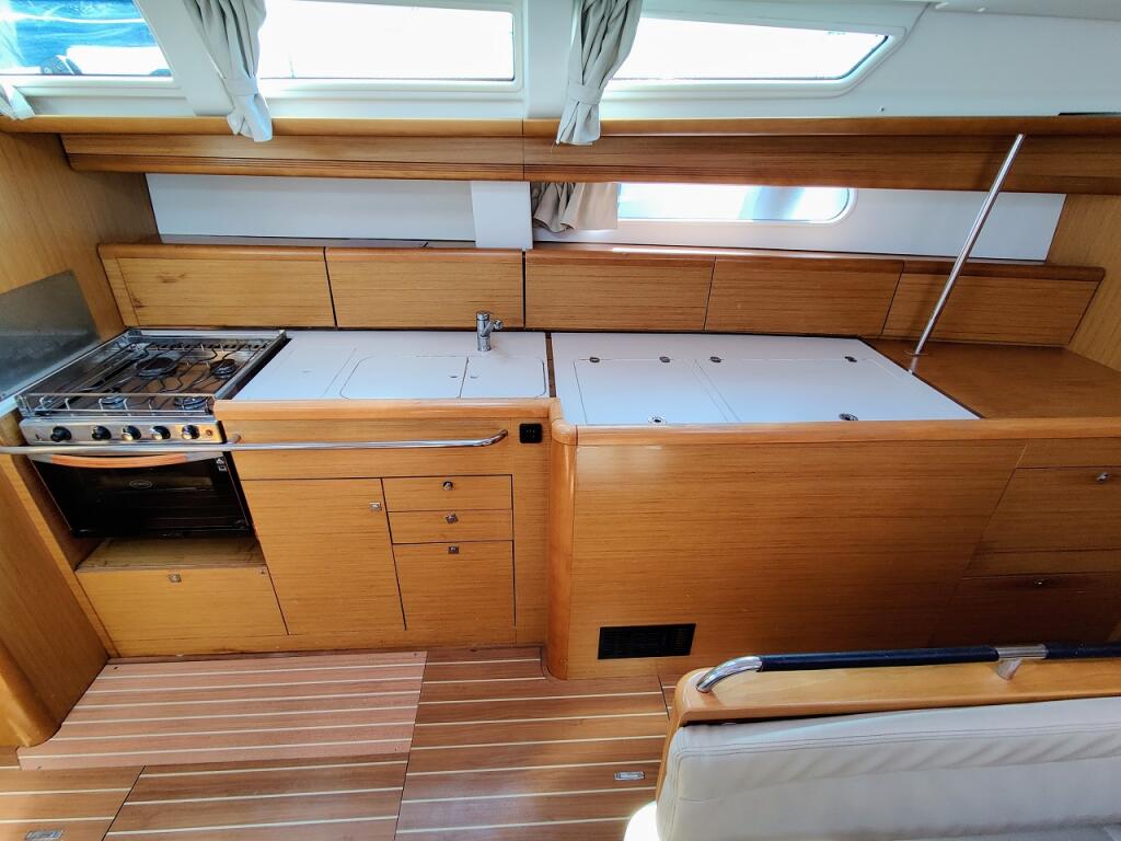 Sailing yacht 