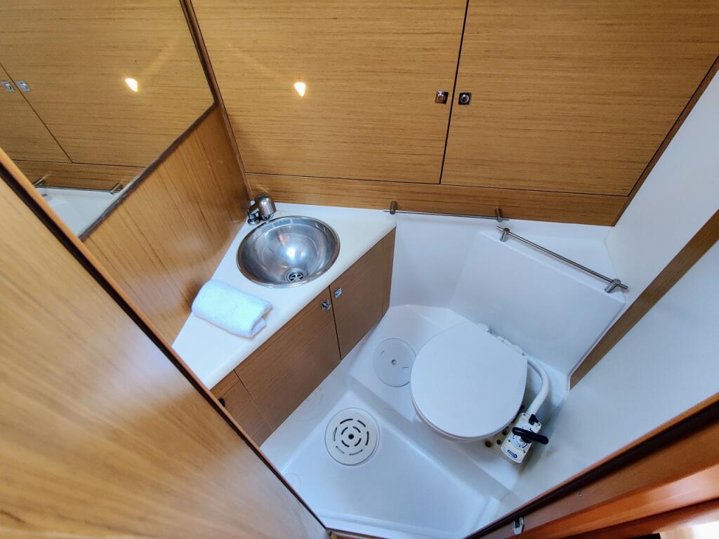 Sailing yacht 
