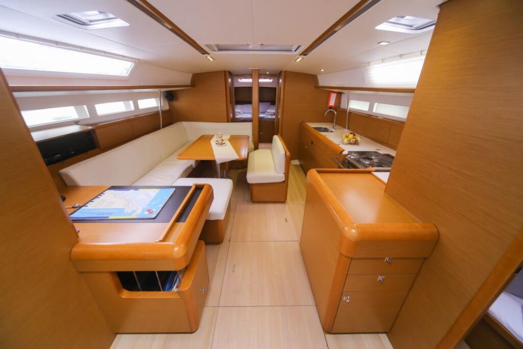 Sailing yacht 