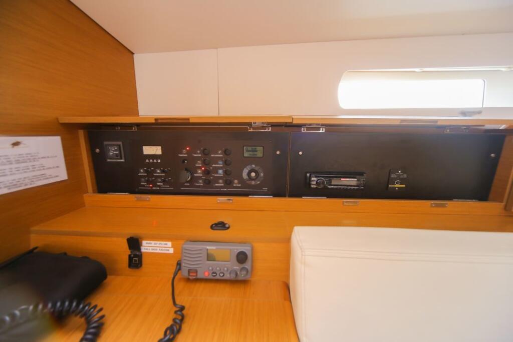 Sailing yacht 