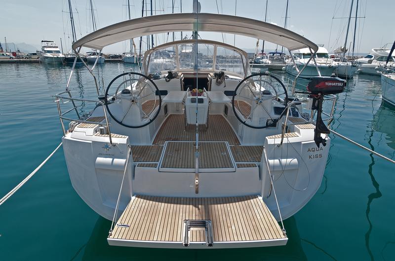 Sailing yacht 