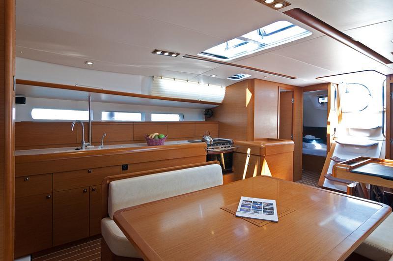 Sailing yacht 