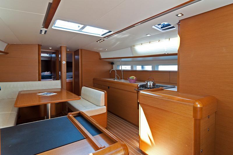 Sailing yacht 