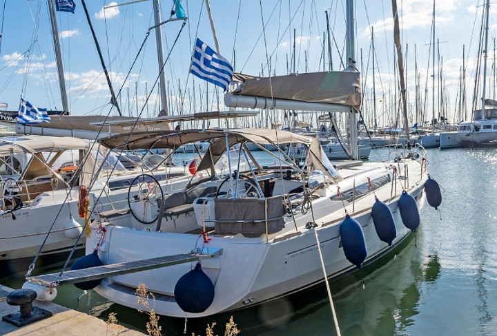 Sailing yacht 