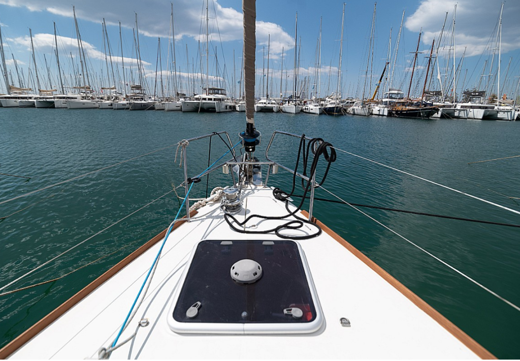 Sailing yacht 