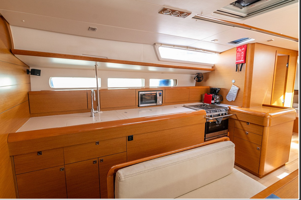 Sailing yacht 