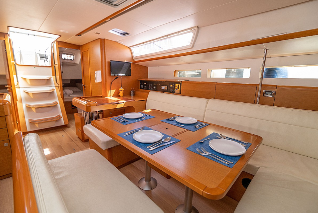 Sailing yacht 