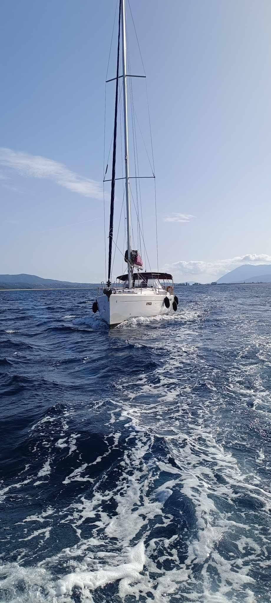 Sailing yacht 