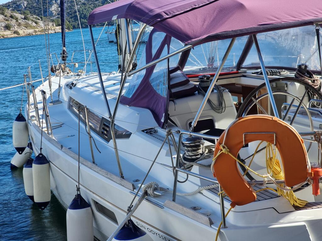Sailing yacht 