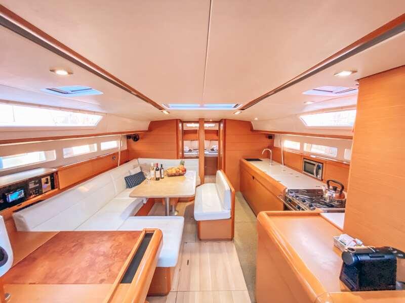 Sailing yacht 