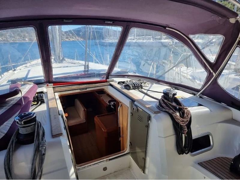 Sailing yacht 