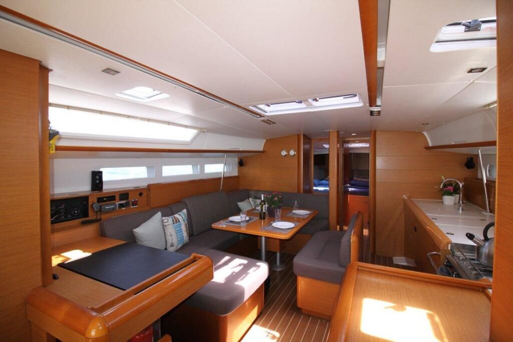 Sailing yacht 